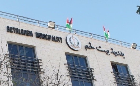 بلدية بيت لحم تستنكر الاعتداء على منزل رئيس البلدية أنطون سلمان