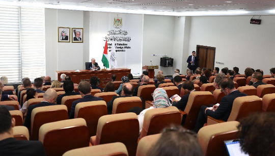 رئيس الوزراء الفلسطيني د. مصطفى ملتقياً 60 دبلوماسياً يطالب بجهد دولي فاعل لوضع حد لمعاناة الأسرى والإفراج عنهم
