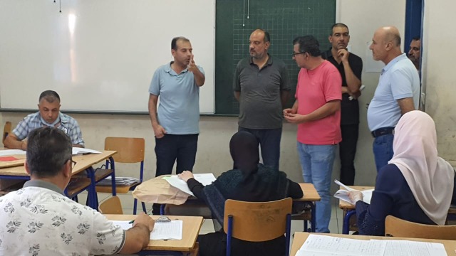 رئيس دائرة الامتحانات الرسمية يتفقد أعمال التصحيح في "العُمانية"