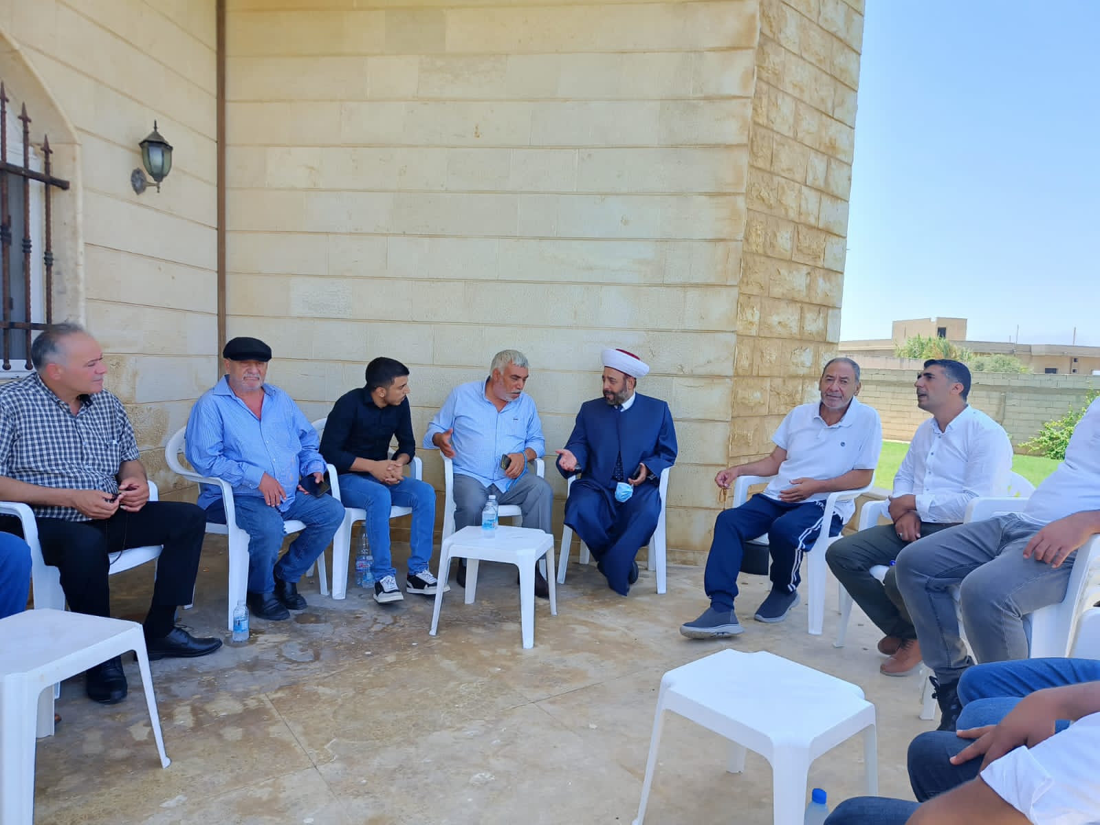 القاضي عريمط يستقبل المهنئين بسلامة عودته من رحلة العلاج.. شاكرين رجل الأعمال خلف الحبتور على الضيافة