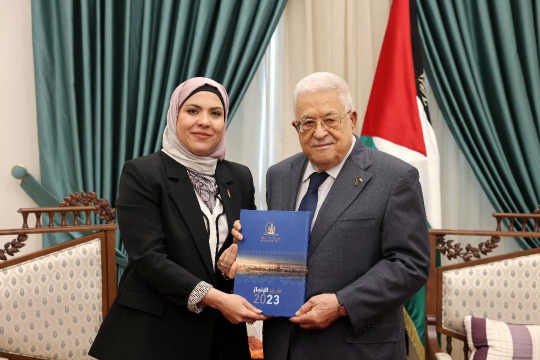 الرئيس عباس يتسلم التقرير السنوي لديوان الجريدة الرسمية لعام 2023