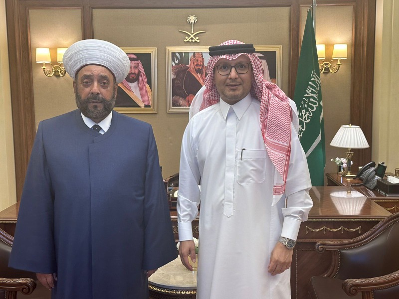 السفير بخاري مستقبلاً القاضي عريمط للشكر والوفاء لقيادة المملكة