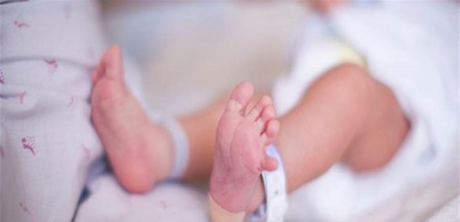 بالفيديو - مشهد يدمي القلوب.. طفلة حديثة الولادة مرمية الى جانب الطريق!