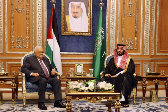 الرئيس عباس وولي العهد السعودي يشددان على أهمية تنسيق المواقف بين فلسطين والمملكة لوقف العدوان الإسرائيلي