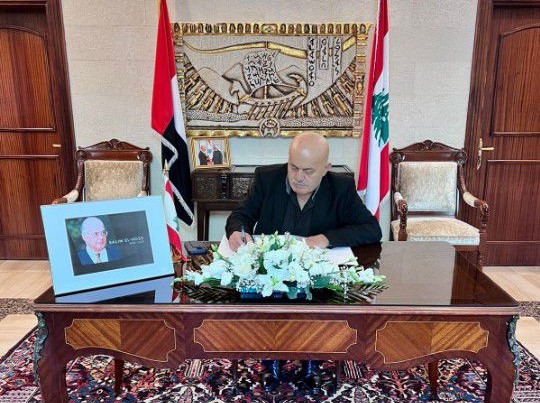 السفير يونس يقدم واجب العزاء برحيل الرئيس الحص بسفارة لبنان في أبوظبي