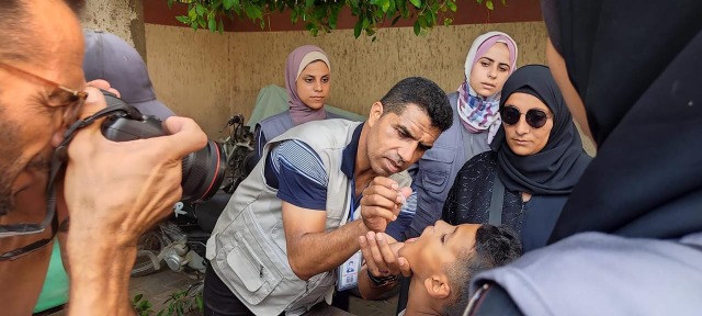 إنطلاق حملة تطعيم واسعة ضد شلل الأطفال في مخيم المغازي وسط إقبال كبير من الأهالي