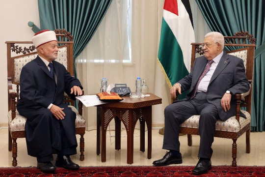 الرئيس عباس يستقبل المفتي العام ويوجه بدعم صمود المواطنين في القدس!