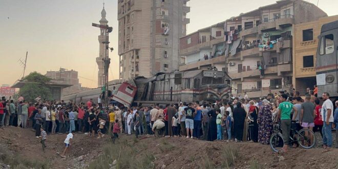 مصرع 5 أشخاص وإصابة 30 آخرين بتصادم قطارين في مصر