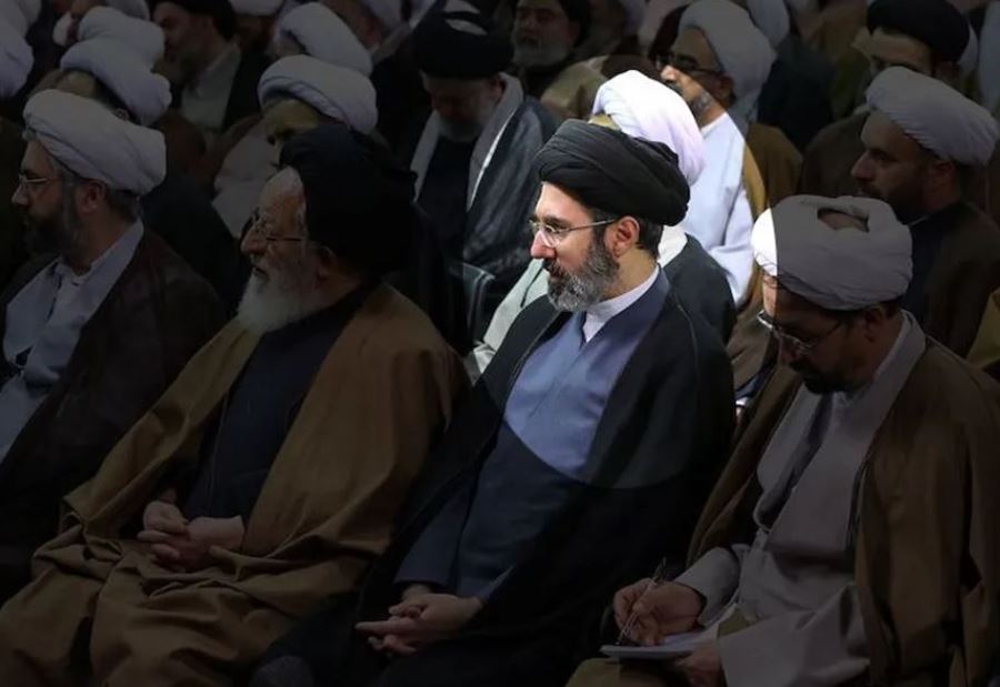 أزمة الخلافة بِإيران.. صحة علي خامنئي المتدهورة تدفع مجتبى إلى الواجهة!