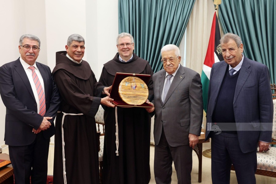 الرئيس عباس يتسلم دعوة لحضور قداس عيد الميلاد المجيد