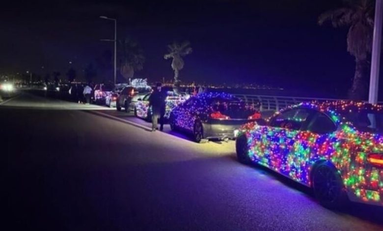سيارات مزينة بالأضواء الميلادية.. مشهد احتفالي أم تجاوز قانوني؟