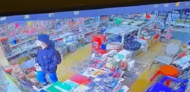 سرقة مُوثّقة بالفيديو.. ومكافأة لمن يكشف هوية السارق