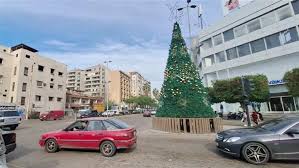 القاضي رمضان يوقف متهمًا بمحاولة حرق شجرة الميلاد في صيدا
