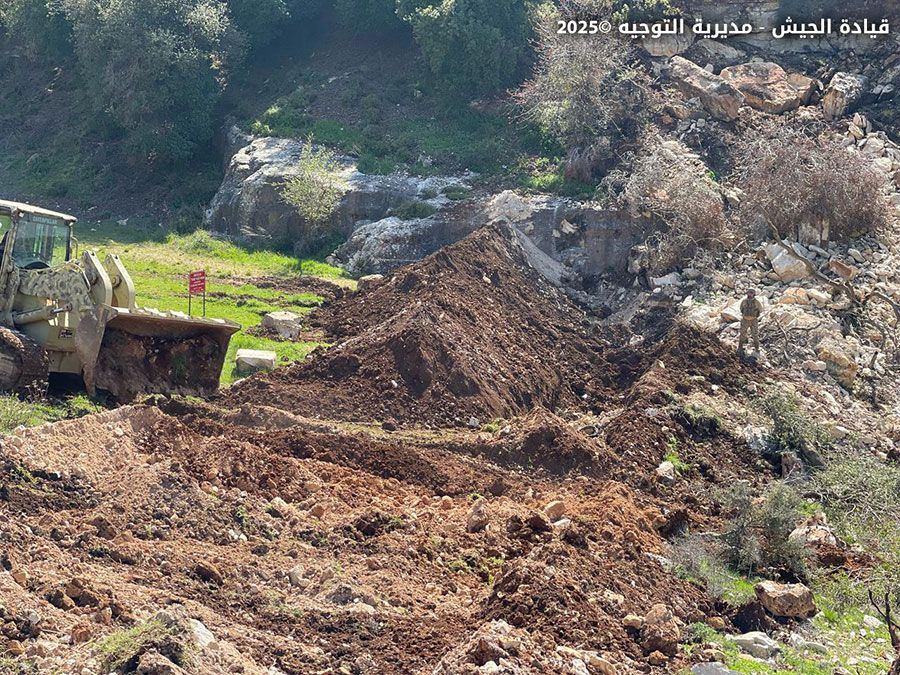 الجيش يزيل خنادق وسواتر إسرائيلية في الجنوب