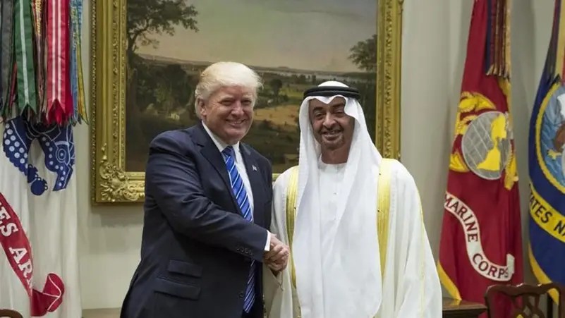 بن زايد وترامب يبحثان التطورات الإقليمية والدولية