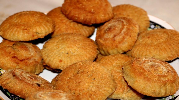 كعك التمر ضيافة العيد في المخيمات