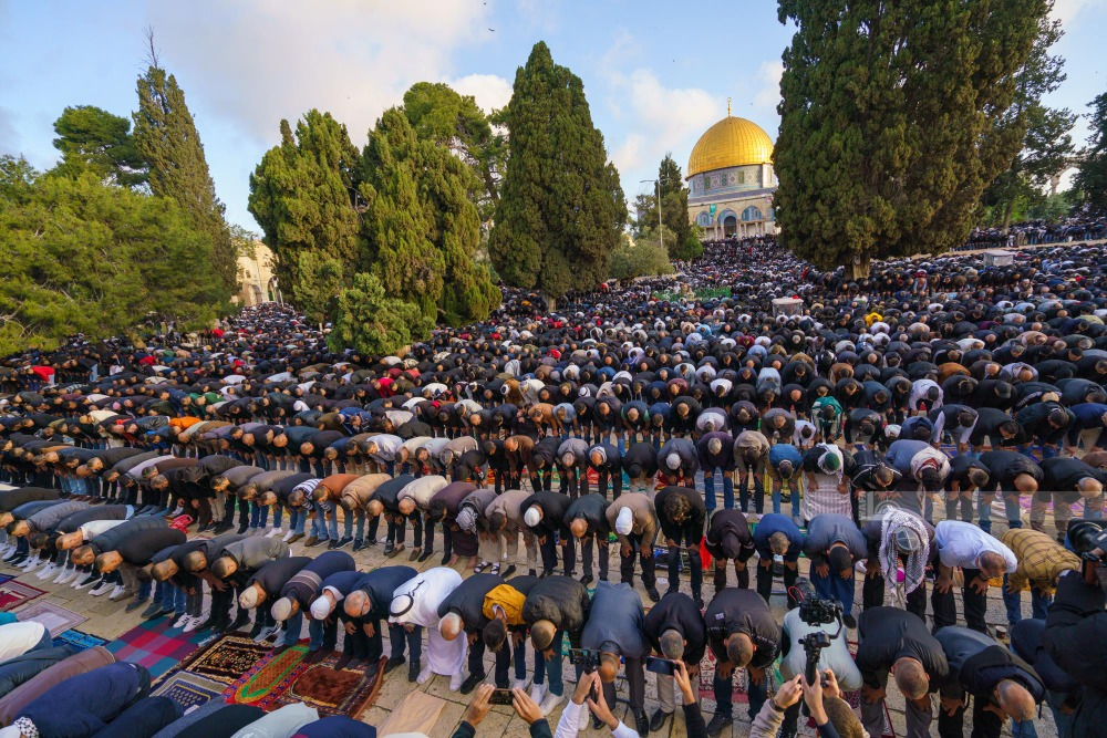 120 ألفا يؤدون صلاة العيد في المسجد الأقصى المبارك