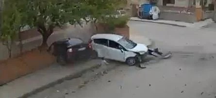 بالفيديو - "طار من نافذة السيارة"... طفلٌ ينجو من الموت بأعجوبة!