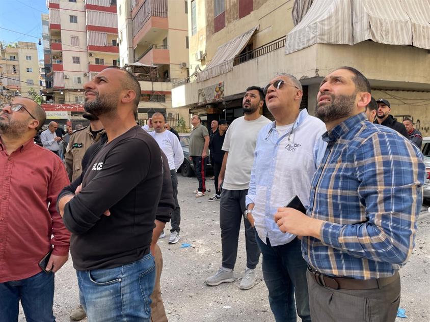 رئيس بلدية صيدا د. بديع  يتفقد موقع الغارة الإسرائيلية ويستنكر استهداف الأحياء السكنية