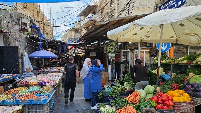بالصور - مجهول يضرم النيران بسوق الخضار في صيدا!