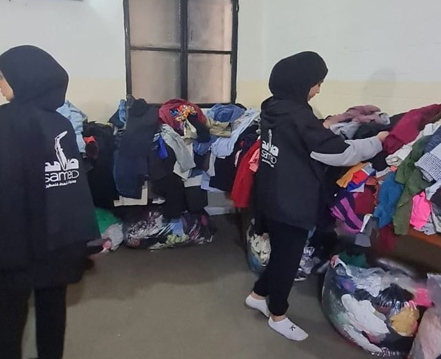جمعية ابناء شهداء فلسطين "صامد" تستكمل توزيع الثياب في مخيم عين الحلوة