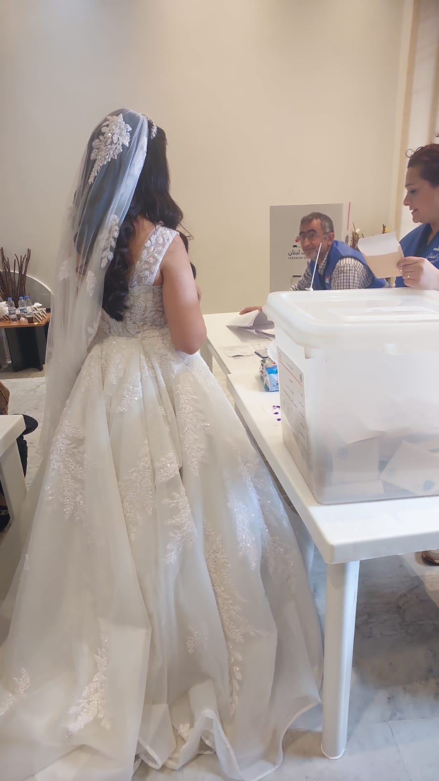 عروس في فستان الزفاف تدلي بصوتها في مركز اقتراع..