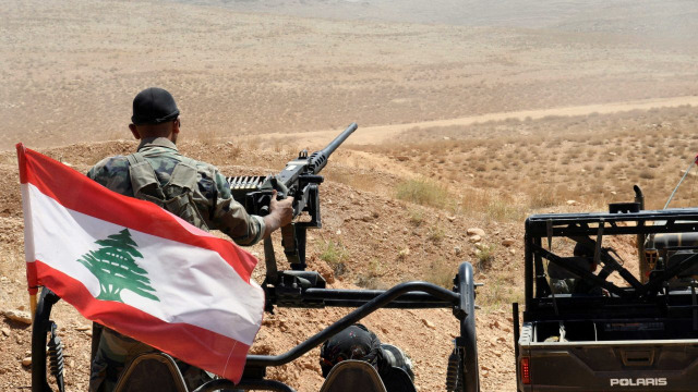 الجيش يتسلم مشتبهًا به في عمليتَي إطلاق صواريخ باتجاه الأراضي المحتلة