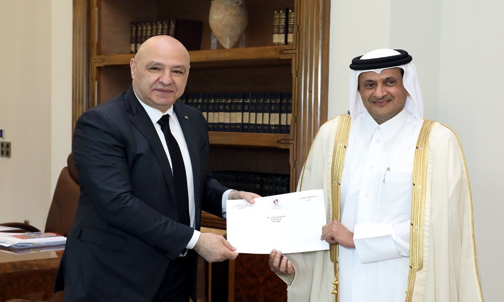 الرئيس عون يتسلم دعوتين فرنسية وقطرية.. ويستذكر شهداء الصحافة: سنواصل النضال من أجل لبنان العدالة والمساواة