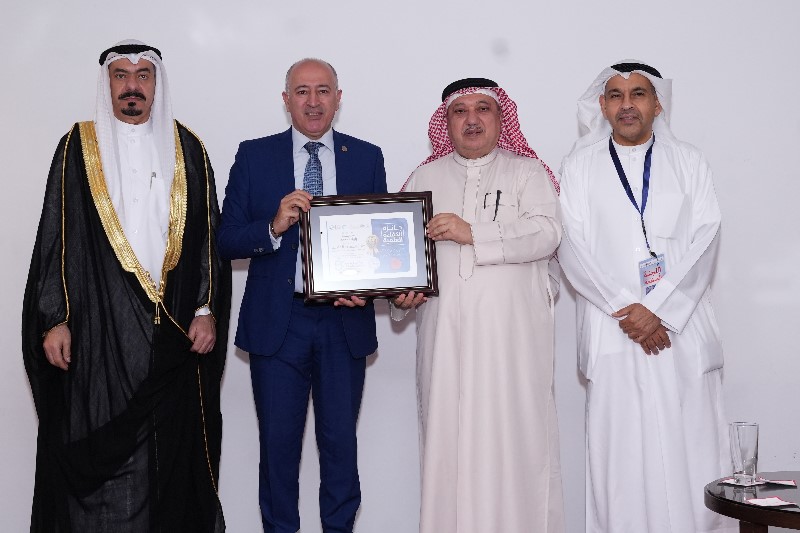 تكريم وارف قميحة بجائزة الكفاءة العلمية في مجال المنح بمؤتمر الكويت 2025