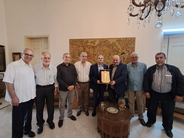 درع تقديري للنائب البزري تكريماً لمواقفه الداعمة للشعب الفلسطيني