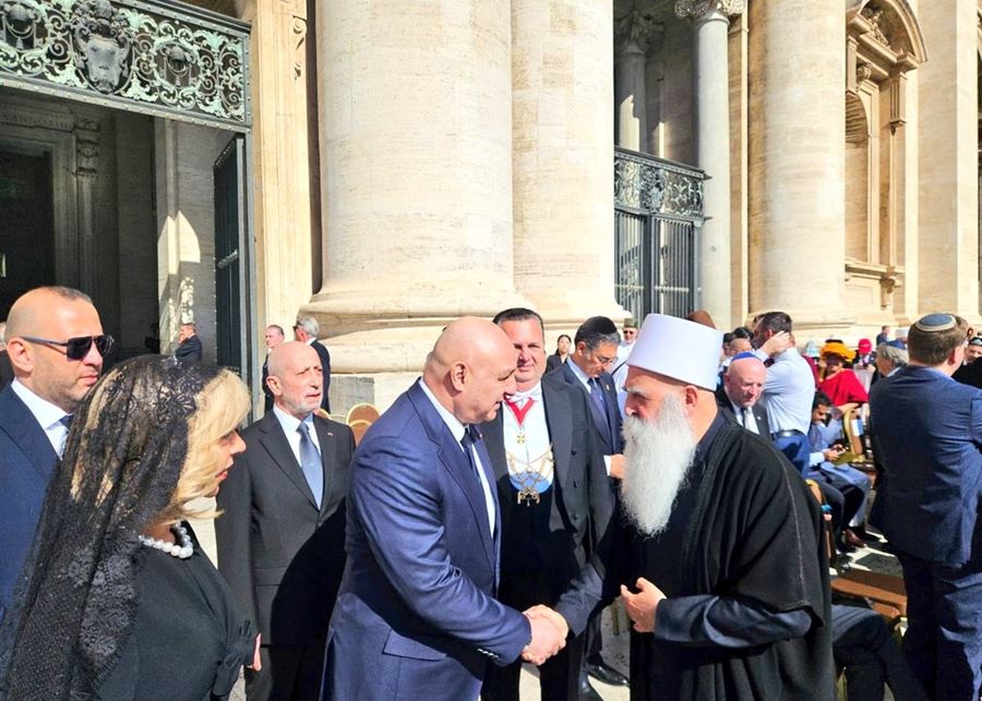 صورة للرئيس عون يصافح ممثل الدروز في "إسرائيل"... ورئاسة الجمهورية توضح!