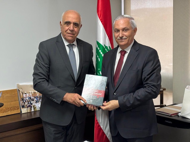 هيثم زعيتر يقدم كتابه "شيرين أبو عاقلة... الشاهدة والشهيدة" إلى نقيب محرري الصحافة اللبنانية جوزيف القصيفي