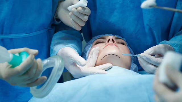 ضبط عيادة تجميل غير شرعية في قريطم وختمها بالشمع الأحمر