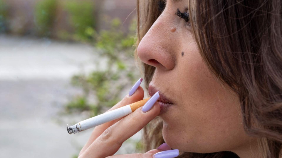 فرنسا تمنع التدخين في الأماكن الخارجية... وهذه غرامة المخالفين