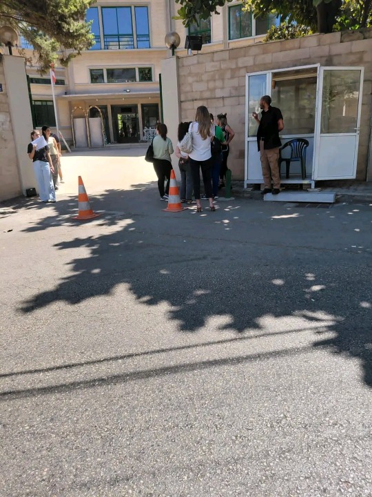 توافد أهالي مدرسة الحكمة - الأشرفية: صرخة احتجاج على قمع الأطفال