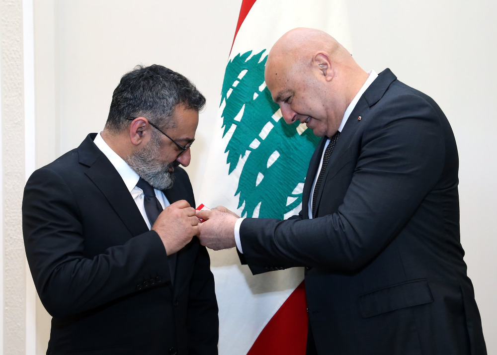 بالصور - الرئيس عون يمنح جورج خباز وسام الإستحقاق اللبناني الفضي