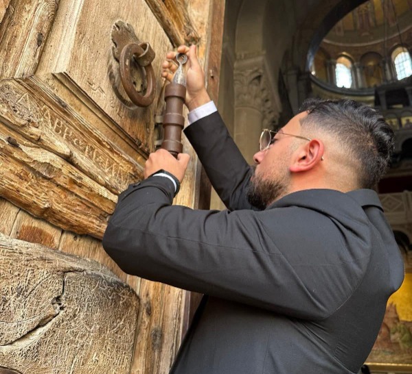 إعادة فتح أبواب كنيسة القيامة في القدس