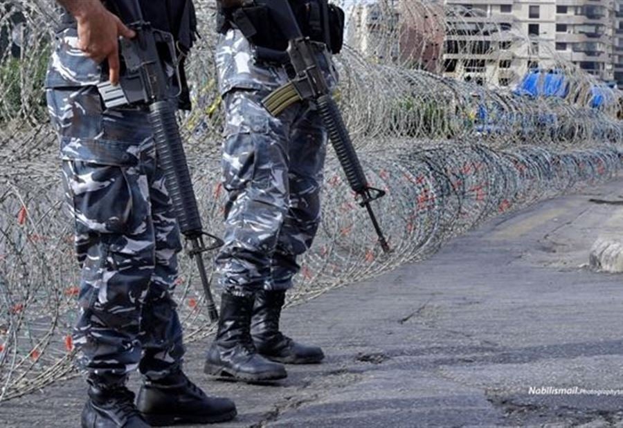 بعد أن أطلق 30 عيارًا ناريَّا باتّجاه محطة وقود... مواطن في قبضة "الأمن"