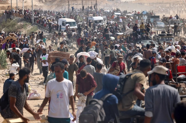 20 شهيداً وعشرات الإصابات جراء انقلاب شاحنة مساعدات فوق منتظريها وسط قطاع غزة