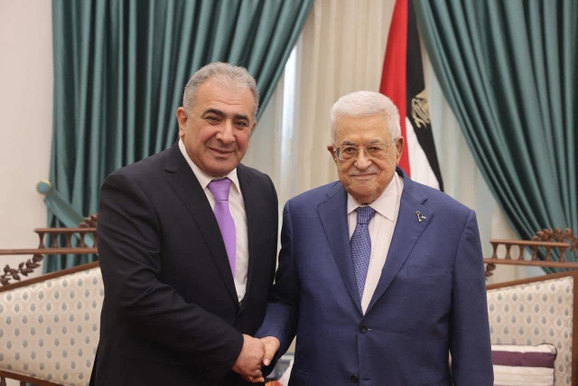 الرئيس عباس يستقبل سفير فلسطين الجديد لدى لبنان د. محمد الأسعد