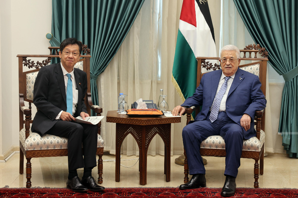 الرئيس عباس يستقبل نائب وزير الخارجية الياباني البرلماني