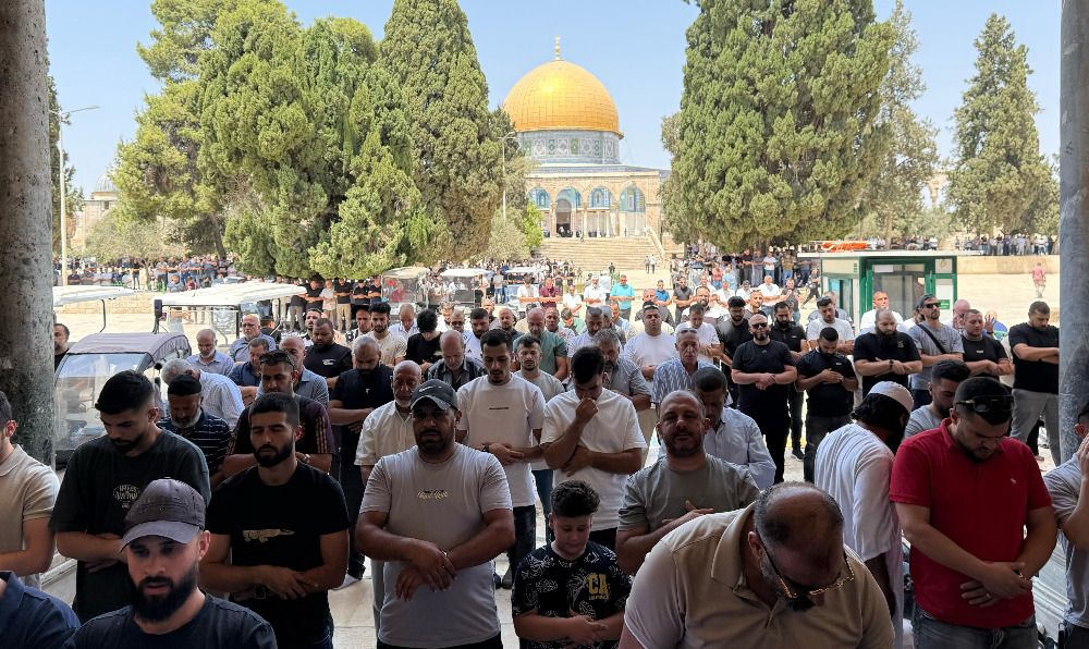 40 ألفا يؤدون الجمعة بالمسجد الأقصى