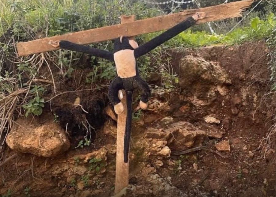 بالصورة - جندي إسرائيلي يسخر من صلب السيد المسيح في نقطة احتلال جنوب لبنان