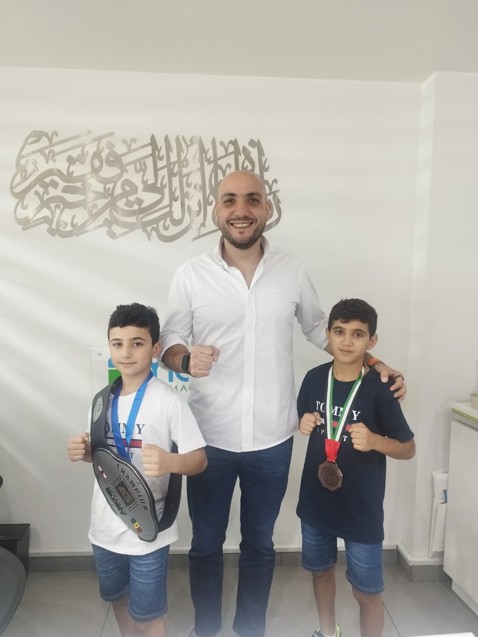 الصيدلي عمر مرجان يهنّئ البطلين آدم وأمير السن لفوزهما وتحقيقهما إنجاز رياضي مشرّف