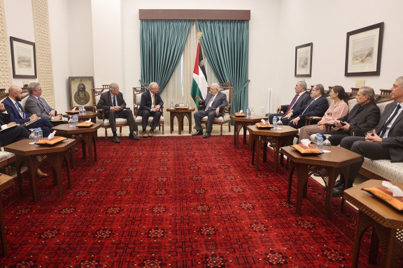 الرئيس عباس يستقبل عضوَي مجلس الشيوخ الأميركي: يجب تسليم الفصائل الفلسطينية جميعها سلاحها للسلطة الفلسطينية