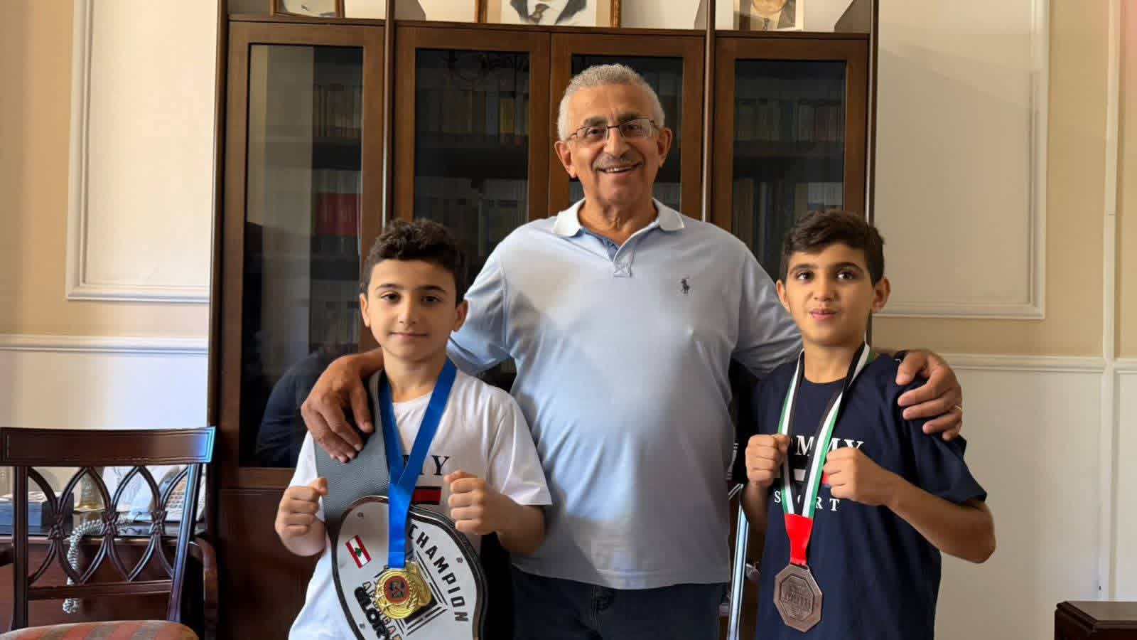 النائب أسامة سعد يستقبل البطلَين الناشئين آدم وأمير أحمد السن تقديرًا لإنجازاتهما في البطولات المحلية والعالمية للفنون القتالية