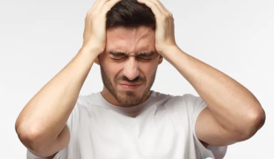 أطعمة ومشروبات يمكن أن تُخفف الصداع