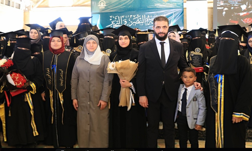 بالفيديو: الشرع يحضر حفل تخرّج زوجته