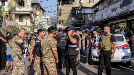 نحو نزع فتيل السلاح في المخيمات: فتح تمهّد الطريق والفصائل أمام اختبار الجدية