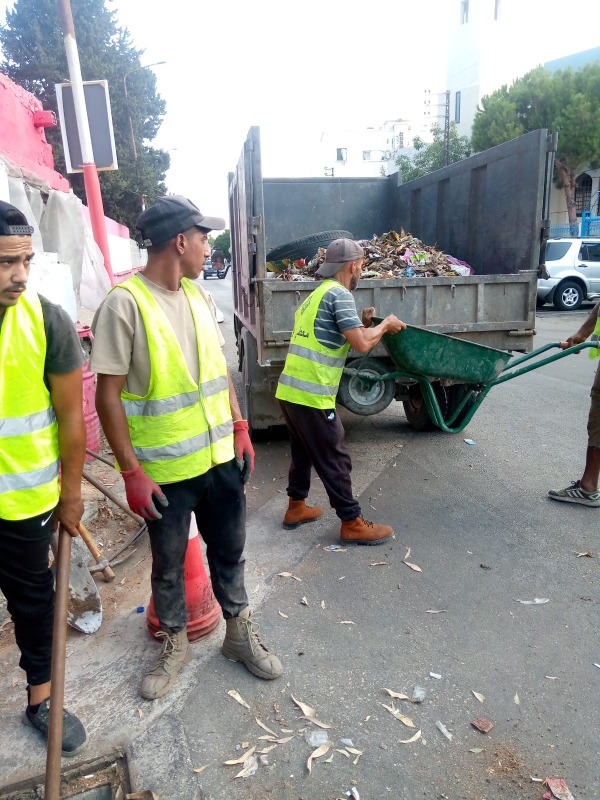 فرق عمال شركة معطي غروب تدخل إلى منطقة تعمير عين الحلوة لتنظيف المجاري ومصافي المياه قبل حلول الشتاء